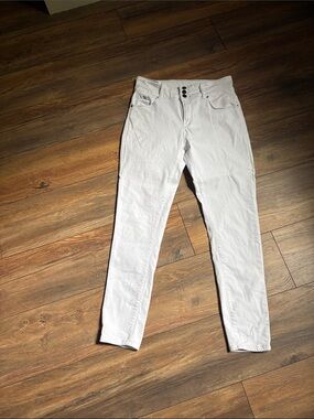 High-Rise White Ankle Jeans - Slim Cropped Fit